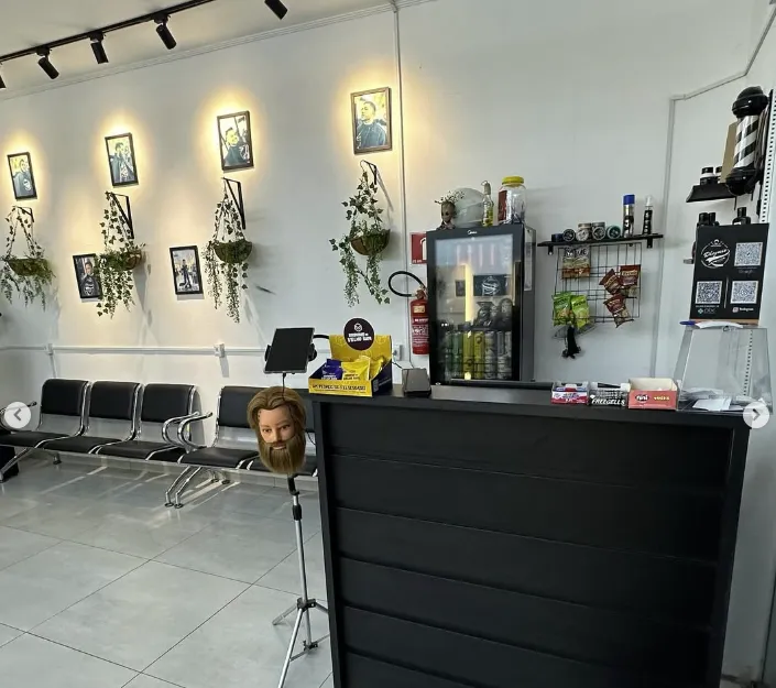 Área interna e recepção da Dheymis Barber Shop